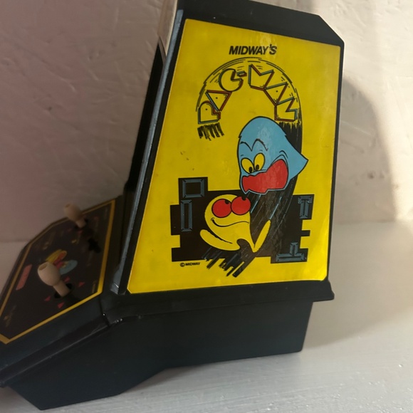 Relive the Arcade Glory Days: Own the Vintage 1981 Pac-Man MiniArcade & Tomytron - Picture 2 of 9